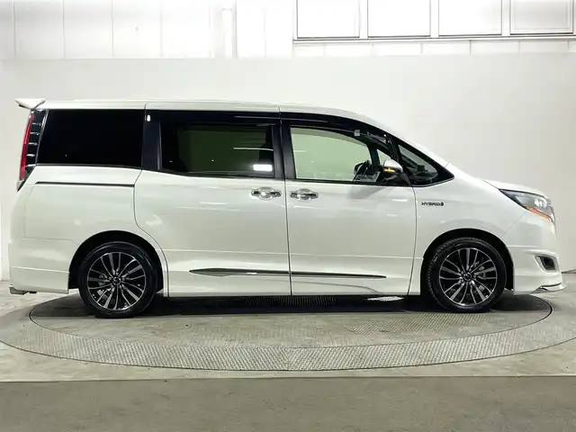 トヨタ エスクァイア ハイブリッド Gi プレミアムパッケージ 大阪府 2017(平29)年 5.4万km ホワイトパールクリスタルシャイン モデリスタエアロ 純正10incナビ(フルセグ/DVD再生/Bluetooth) バックカメラ 後席モニター ETC ハーフレザー シート＆ハンドルヒーター 衝突軽減 クルコン トヨタセーフティセンス