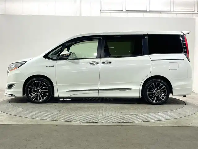トヨタ エスクァイア ハイブリッド Gi プレミアムパッケージ 大阪府 2017(平29)年 5.4万km ホワイトパールクリスタルシャイン モデリスタエアロ 純正10incナビ(フルセグ/DVD再生/Bluetooth) バックカメラ 後席モニター ETC ハーフレザー シート＆ハンドルヒーター 衝突軽減 クルコン トヨタセーフティセンス
