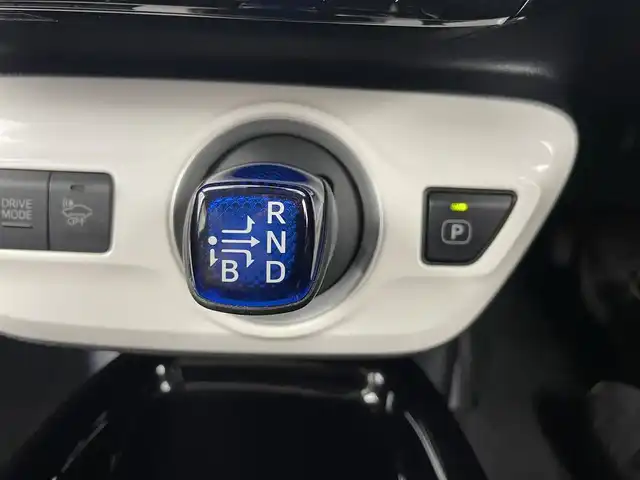 トヨタ プリウス ＰＨＶ A プレミアム 愛知県 2017(平29)年 3.5万km グレーメタリック 純正ナビ/CD DVD フルセグTV Bluetooth/バックカメラ/ドラレコ/ビルトインETC/トヨタセーフティセンス/レーンキープアシスト/レーダークルーズコントロール/パーキングアシスト/オートマチックハイビーム/LEDヘッドライト/オートライト/純正18インチアルミホイール/シートヒーター/ステアリングヒーター/ウィンカーミラー/電動格納ミラー/横滑り防止装置/AC１００V/スマートキー/エンジンプッシュスタート/本革シート/フロアマット/充電器あり