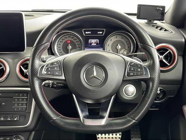 メルセデス・ベンツ ＣＬＡ１８０ Sブレイク　スポーツ 愛知県 2015(平27)年 7.9万km カルサイトホワイト /禁煙車//純正COMANDナビ//フルセグTV//バックカメラ//ETC2.0//パノラミックスライディングルーフ//レーダーセーフティパッケージ//AMGスタイリングパッケージ//CPAプラス//PRE-SAFE//レーンキープアシスト//ブラインドスポットモニター//アダプティブクルーズコントロール//アクティブパーキングアシスト//パークトロニック//バイキセノンヘッドライト//オートライト//ヘッドライトウォッシャー//リヤフォグランプ//パワーバックドア//レザーDINAMICAシート//運転席パワーシート(メモリー機能付)//前席シートヒーター//アンビエントライト//純正18インチAMG5ツインスポークアルミホイール//純正フロアマット//革巻きステアリング//ステアリングスイッチ//パドルシフト//プッシュスタート//電動格納ミラー(リバース連動機能付)//電子パーキングブレーキ//ブレーキホールド//横滑り防止装置//イモビライザー//新車保証書・取扱説明書