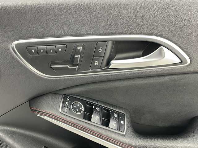 メルセデス・ベンツ ＣＬＡ１８０ Sブレイク　スポーツ 愛知県 2015(平27)年 7.9万km カルサイトホワイト /禁煙車//純正COMANDナビ//フルセグTV//バックカメラ//ETC2.0//パノラミックスライディングルーフ//レーダーセーフティパッケージ//AMGスタイリングパッケージ//CPAプラス//PRE-SAFE//レーンキープアシスト//ブラインドスポットモニター//アダプティブクルーズコントロール//アクティブパーキングアシスト//パークトロニック//バイキセノンヘッドライト//オートライト//ヘッドライトウォッシャー//リヤフォグランプ//パワーバックドア//レザーDINAMICAシート//運転席パワーシート(メモリー機能付)//前席シートヒーター//アンビエントライト//純正18インチAMG5ツインスポークアルミホイール//純正フロアマット//革巻きステアリング//ステアリングスイッチ//パドルシフト//プッシュスタート//電動格納ミラー(リバース連動機能付)//電子パーキングブレーキ//ブレーキホールド//横滑り防止装置//イモビライザー//新車保証書・取扱説明書