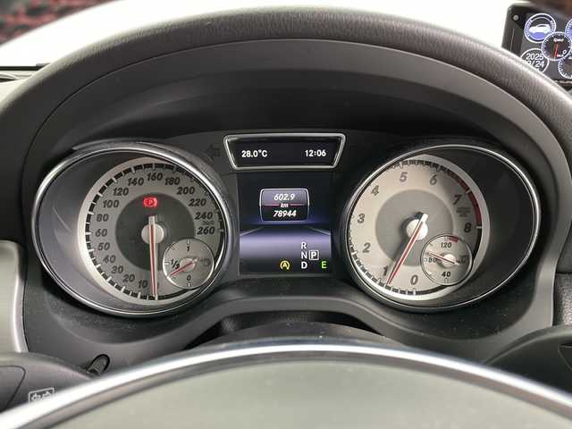 メルセデス・ベンツ ＣＬＡ１８０ Sブレイク　スポーツ 愛知県 2015(平27)年 7.9万km カルサイトホワイト /禁煙車//純正COMANDナビ//フルセグTV//バックカメラ//ETC2.0//パノラミックスライディングルーフ//レーダーセーフティパッケージ//AMGスタイリングパッケージ//CPAプラス//PRE-SAFE//レーンキープアシスト//ブラインドスポットモニター//アダプティブクルーズコントロール//アクティブパーキングアシスト//パークトロニック//バイキセノンヘッドライト//オートライト//ヘッドライトウォッシャー//リヤフォグランプ//パワーバックドア//レザーDINAMICAシート//運転席パワーシート(メモリー機能付)//前席シートヒーター//アンビエントライト//純正18インチAMG5ツインスポークアルミホイール//純正フロアマット//革巻きステアリング//ステアリングスイッチ//パドルシフト//プッシュスタート//電動格納ミラー(リバース連動機能付)//電子パーキングブレーキ//ブレーキホールド//横滑り防止装置//イモビライザー//新車保証書・取扱説明書
