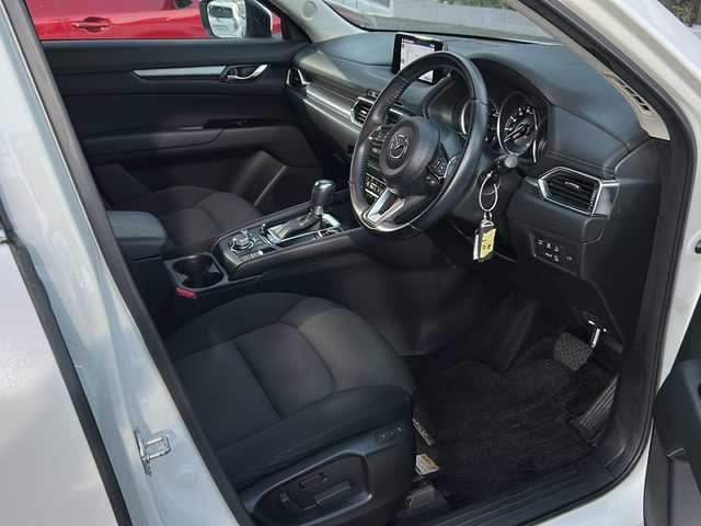マツダ ＣＸ－５ XD プロアクティブ 広島県 2019(平31)年 6.1万km スノーフレイクホワイトパールマイカ 禁煙/ＣＤ／ＤＶＤプレーヤー＋地上デジタルＴＶチューナー（フルセグ）/３６０°ビュー・モニター＋フロントパーキングセンサー（センター／コーナー）/SBS/SCBS /交通標識認識/ドライバーアテンションアラート/レーンキープアシスト/レーダークルーズコントロール/コーナーセンサー/BSM/HUD/マツダコネクトナビ/・フルセグ/CD/DVD/Bluetooth/AUX/USB/後席モニター（Qrion）/パワーバックドア/パワーシート／シートメモリー/革巻きステアリング/ステアリングスイッチ/LEDヘッドライト/オートライト/トノカバー/ドアバイザー/純正ドライブレコーダー/ETC/純正19インチアルミホイール/W+サイド+カーテンエアバック