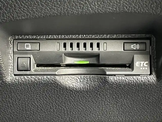 トヨタ プリウス S ツーリングセレ ブラックED 岡山県 2021(令3)年 3.8万km プラチナホワイトパールマイカ 純正８インチディスプレイオーディオ/ＡＣ１００Ｖ電源/ビルトインＥＴＣ/ドライブレコーダー（前/後）/バックカメラ/追従型クルーズコントロール/合皮シート/シートヒーター（運転席/助手席）/衝突軽減ブレーキ/コーナーセンサー（前/後）/LEDヘッドライト/オートライト/オートハイビーム/フォグランプ/禁煙車/純正17インチAW/スマートキー×1/新車保証書/スペアキー×１