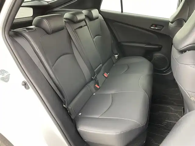 トヨタ プリウス S ツーリングセレ ブラックED 岡山県 2021(令3)年 3.8万km プラチナホワイトパールマイカ 純正８インチディスプレイオーディオ/ＡＣ１００Ｖ電源/ビルトインＥＴＣ/ドライブレコーダー（前/後）/バックカメラ/追従型クルーズコントロール/合皮シート/シートヒーター（運転席/助手席）/衝突軽減ブレーキ/コーナーセンサー（前/後）/LEDヘッドライト/オートライト/オートハイビーム/フォグランプ/禁煙車/純正17インチAW/スマートキー×1/新車保証書/スペアキー×１