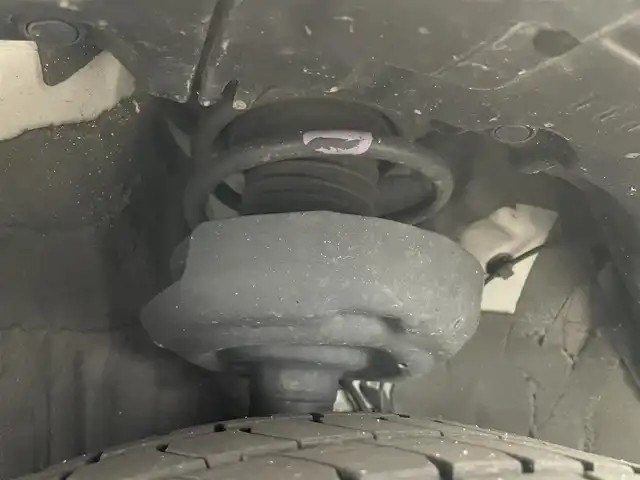 トヨタ プリウス S ツーリングセレ ブラックED 岡山県 2021(令3)年 3.8万km プラチナホワイトパールマイカ 純正８インチディスプレイオーディオ/ＡＣ１００Ｖ電源/ビルトインＥＴＣ/ドライブレコーダー（前/後）/バックカメラ/追従型クルーズコントロール/合皮シート/シートヒーター（運転席/助手席）/衝突軽減ブレーキ/コーナーセンサー（前/後）/LEDヘッドライト/オートライト/オートハイビーム/フォグランプ/禁煙車/純正17インチAW/スマートキー×1/新車保証書/スペアキー×１