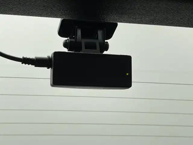 トヨタ プリウス S ツーリングセレ ブラックED 岡山県 2021(令3)年 3.8万km プラチナホワイトパールマイカ 純正８インチディスプレイオーディオ/ＡＣ１００Ｖ電源/ビルトインＥＴＣ/ドライブレコーダー（前/後）/バックカメラ/追従型クルーズコントロール/合皮シート/シートヒーター（運転席/助手席）/衝突軽減ブレーキ/コーナーセンサー（前/後）/LEDヘッドライト/オートライト/オートハイビーム/フォグランプ/禁煙車/純正17インチAW/スマートキー×1/新車保証書/スペアキー×１