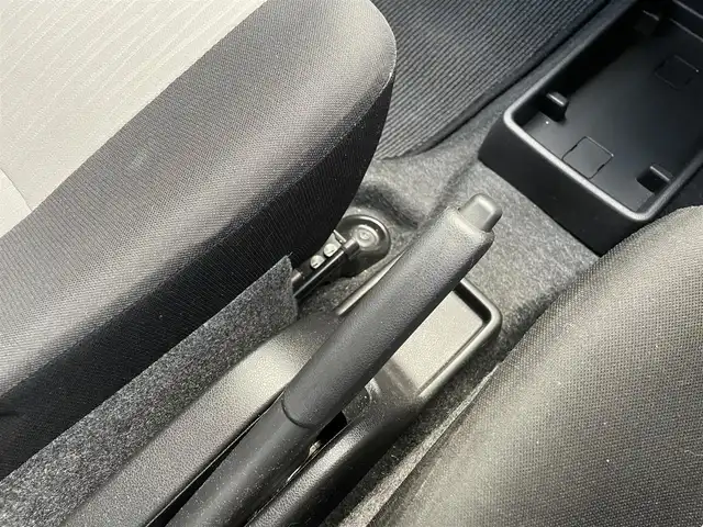 トヨタ ピクシスエポック L SAⅢ 島根県 2017(平29)年 2.9万km ブライトシルバーM 登録時走行距離28548km/社外ナビ(Bluetooth/AM/FM/CD/DVD)/フルセグテレビ/アイドリングストップ/衝突被害軽減ブレーキ/レーンキープアシスト/横滑り防止装置/前後コーナーセンサー/社外13インチAW/スペアキー/ドアバイザー/4WD/禁煙車