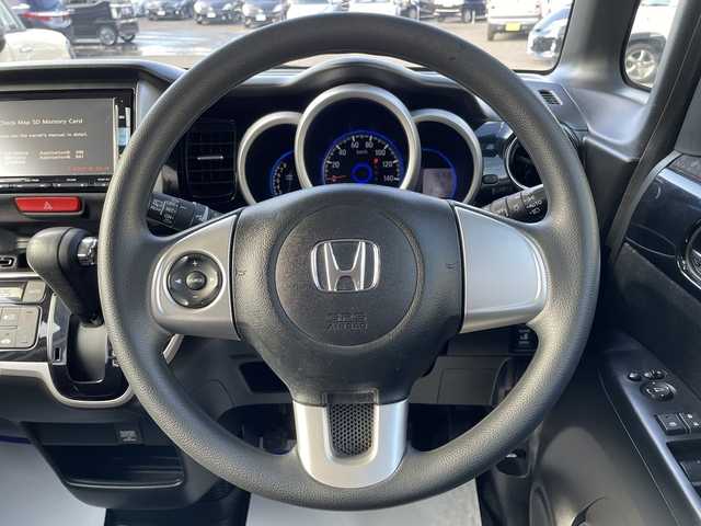 ホンダ Ｎ ＢＯＸ 宮城県 2015(平27)年 6.8万km プレミアムホワイトパールⅡ 【(株)IDOMが運営する【じしゃロン仙台店】の自社ローン対象車両になります。こちらは現金ご利用時の価格です。自社ローンご希望の方は別途その旨お申付け下さい。】/純正SDナビ/フルセグ/バックカメラ/Bluetooth/ETC/片側パワスラ/純正フロアマット/純正ホイール