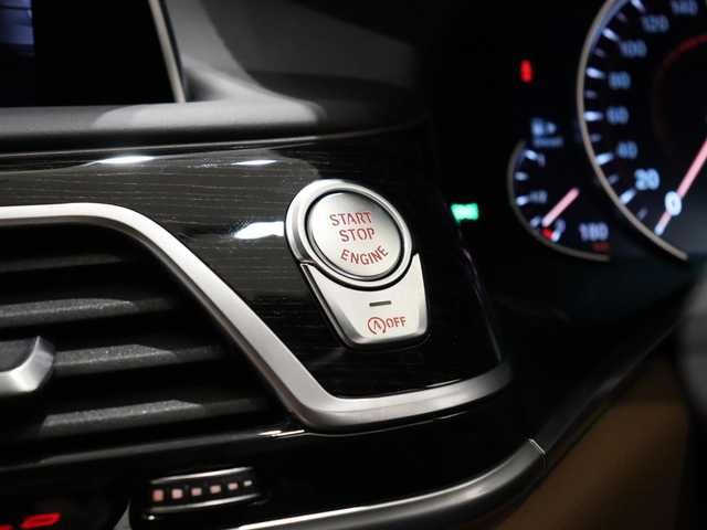 ＢＭＷ ７４０ｄ xDrive Mスポーツ 静岡県 2018(平30)年 3.6万km パール 衝突軽減ブレーキ　/茶革　/ハーマンカードン　/ＡＣＣ　/ＬＥＤ　/３６０°カメラ　/ＳＲ　/ＨＵＤ　/ジェスチャーコントロール　/パワーシート／ヒーター／エアー／メモリ　/パドルシフト　/純正ナビＴＶ　/ドラレコ