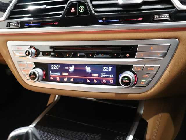 ＢＭＷ ７４０ｄ xDrive Mスポーツ 静岡県 2018(平30)年 3.6万km パール 衝突軽減ブレーキ　/茶革　/ハーマンカードン　/ＡＣＣ　/ＬＥＤ　/３６０°カメラ　/ＳＲ　/ＨＵＤ　/ジェスチャーコントロール　/パワーシート／ヒーター／エアー／メモリ　/パドルシフト　/純正ナビＴＶ　/ドラレコ