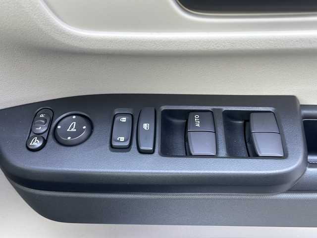 ホンダ Ｎ ＢＯＸ 大阪府 2024(令6)年 0.3万km ルナシルバーM 純正ナビ　/フルセグＴＶ　/BT/CD/DVD/SD/USB/iPod/両側パワースライドドア　/ビルトインＥＴＣ　/純正ドライブレコーダー　/前後コーナーセンサー　/ＬＥＤヘッドライト　/オートライト/シートヒーター　/追従型クルーズコントロール　/ホンダセンシング　/ＡＡＣ/ベンチシート/チップアップシート/レーンキープアシスト/盗難防止装置/横滑り防止装置