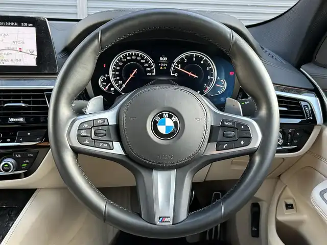 ＢＭＷ ６４０ｉ xDrive グランツーリスモ Mスポーツ 茨城県 2019(平31)年 5.7万km ミネラルホワイト ワンオーナー　/コンフォートパッケージ/イノベーションＰKG　/マッサージシート　/リヤエンターテイメント　/ソフトクローズドア　/純正２０インチＡＷ　/リモートパーキング　/ジェスチャーコントロール/360度カメラ/ＨＵＤ/ワイヤレス充電　/アダプティブLEDヘッドライト/インテリジェントSFT/ACC/LDW/LCW/白革　/全席シートヒーター　/ベンチレーション　/ＰＷトランク　/ナビ　/フルセグＴＶ/BT/USB/DVD/ETC2.0/禁煙車