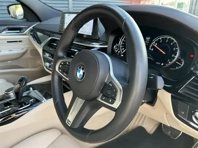 ＢＭＷ ６４０ｉ xDrive グランツーリスモ Mスポーツ 茨城県 2019(平31)年 5.7万km ミネラルホワイト ワンオーナー　/コンフォートパッケージ/イノベーションＰKG　/マッサージシート　/リヤエンターテイメント　/ソフトクローズドア　/純正２０インチＡＷ　/リモートパーキング　/ジェスチャーコントロール/360度カメラ/ＨＵＤ/ワイヤレス充電　/アダプティブLEDヘッドライト/インテリジェントSFT/ACC/LDW/LCW/白革　/全席シートヒーター　/ベンチレーション　/ＰＷトランク　/ナビ　/フルセグＴＶ/BT/USB/DVD/ETC2.0/禁煙車