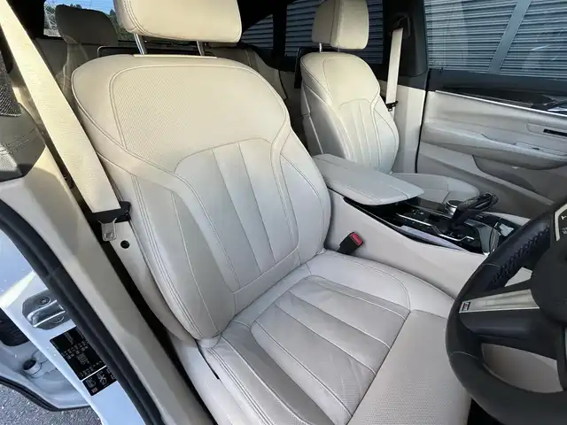 ＢＭＷ ６４０ｉ xDrive グランツーリスモ Mスポーツ 茨城県 2019(平31)年 5.7万km ミネラルホワイト ワンオーナー　/コンフォートパッケージ/イノベーションＰKG　/マッサージシート　/リヤエンターテイメント　/ソフトクローズドア　/純正２０インチＡＷ　/リモートパーキング　/ジェスチャーコントロール/360度カメラ/ＨＵＤ/ワイヤレス充電　/アダプティブLEDヘッドライト/インテリジェントSFT/ACC/LDW/LCW/白革　/全席シートヒーター　/ベンチレーション　/ＰＷトランク　/ナビ　/フルセグＴＶ/BT/USB/DVD/ETC2.0/禁煙車