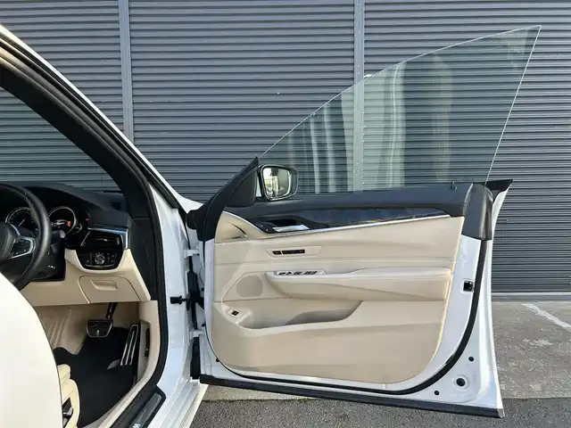 ＢＭＷ ６４０ｉ xDrive グランツーリスモ Mスポーツ 茨城県 2019(平31)年 5.7万km ミネラルホワイト ワンオーナー　/コンフォートパッケージ/イノベーションＰKG　/マッサージシート　/リヤエンターテイメント　/ソフトクローズドア　/純正２０インチＡＷ　/リモートパーキング　/ジェスチャーコントロール/360度カメラ/ＨＵＤ/ワイヤレス充電　/アダプティブLEDヘッドライト/インテリジェントSFT/ACC/LDW/LCW/白革　/全席シートヒーター　/ベンチレーション　/ＰＷトランク　/ナビ　/フルセグＴＶ/BT/USB/DVD/ETC2.0/禁煙車