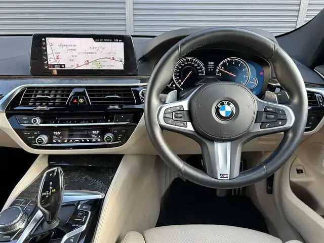 ＢＭＷ ６４０ｉ xDrive グランツーリスモ Mスポーツ 茨城県 2019(平31)年 5.7万km ミネラルホワイト ワンオーナー　/コンフォートパッケージ/イノベーションＰKG　/マッサージシート　/リヤエンターテイメント　/ソフトクローズドア　/純正２０インチＡＷ　/リモートパーキング　/ジェスチャーコントロール/360度カメラ/ＨＵＤ/ワイヤレス充電　/アダプティブLEDヘッドライト/インテリジェントSFT/ACC/LDW/LCW/白革　/全席シートヒーター　/ベンチレーション　/ＰＷトランク　/ナビ　/フルセグＴＶ/BT/USB/DVD/ETC2.0/禁煙車