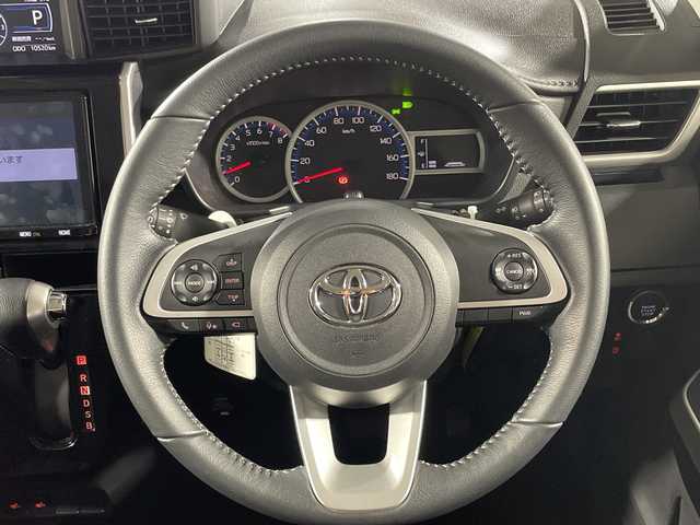 トヨタ ルーミー カスタムG 福岡県 2022(令4)年 1.1万km パールホワイトⅢ 純正9インチナビ/Bluetooth/フルセグTV/CD/DVD/全方位カメラ/両側パワースライドドア/レーダークルーズコントロール/衝突被害軽減ブレーキ/横滑り防止装置/コーナーセンサー/アイドリングストップ/シートヒーター/ドライブレコーダー/ビルトインETC/純正アルミホイール/LEDオートライト/電動格納ミラー
