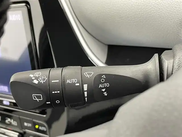 トヨタ プリウス A ツーリングセレクション 千葉県 2019(令1)年 2.8万km ホワイトパールクリスタルシャイン 禁煙車/トヨタセーフティセンス/・プリクラッシュセーフティ/・レーダークルーズコントロール/・レーンディパーチャーアラート/・ロードサインアシスト/純正9インチナビ/CD/DVD/Bluetooth/フルセグ/バックカメラ/レーダークルーズコントロール/LEDオートライト/レザーシート/パワーシート/シートヒーター/純正17インチアルミホイール/オートエアコン/アイドリングストップ/プッシュスタート/スマートキー/取扱説明書