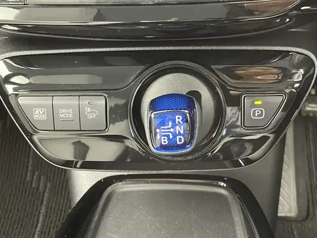 トヨタ プリウス A ツーリングセレクション 千葉県 2019(令1)年 2.8万km ホワイトパールクリスタルシャイン 禁煙車/トヨタセーフティセンス/・プリクラッシュセーフティ/・レーダークルーズコントロール/・レーンディパーチャーアラート/・ロードサインアシスト/純正9インチナビ/CD/DVD/Bluetooth/フルセグ/バックカメラ/レーダークルーズコントロール/LEDオートライト/レザーシート/パワーシート/シートヒーター/純正17インチアルミホイール/オートエアコン/アイドリングストップ/プッシュスタート/スマートキー/取扱説明書
