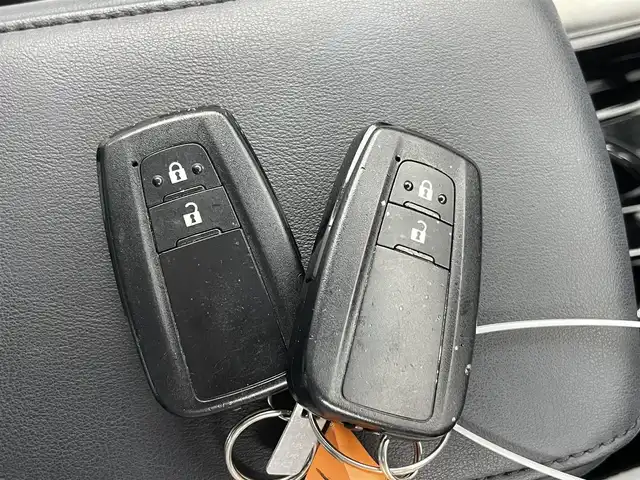 トヨタ プリウス A ツーリングセレクション 千葉県 2019(令1)年 2.8万km ホワイトパールクリスタルシャイン 禁煙車/トヨタセーフティセンス/・プリクラッシュセーフティ/・レーダークルーズコントロール/・レーンディパーチャーアラート/・ロードサインアシスト/純正9インチナビ/CD/DVD/Bluetooth/フルセグ/バックカメラ/レーダークルーズコントロール/LEDオートライト/レザーシート/パワーシート/シートヒーター/純正17インチアルミホイール/オートエアコン/アイドリングストップ/プッシュスタート/スマートキー/取扱説明書