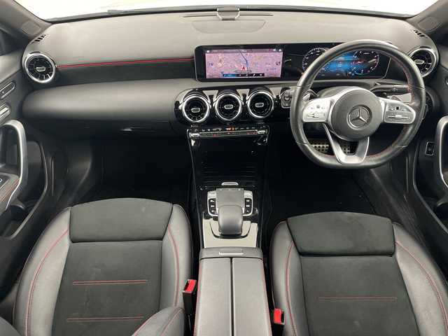 メルセデス・ベンツ Ａ１８０ セダン スタイル AMGライン 愛知県 2019(令1)年 3.7万km デジタルホワイト メーカーナビ（AM/FM/フルセグ/BT）/サンルーフ/レーダークルーズコントロール/バックカメラ/純正アルミホイール/ハーフレザーシート/D/N席パワーシート/D/N席シートヒーター/アクティブブレーキアシスト/アクティブレーンキーピングアシスト/アクティブステアリングアシスト/ブラインドスポットアシスト/レーンチェンジアシスト/アテンションアシスト/パークトロニック/道路標識アシスト/革巻きステアリング/パドルシフト/ETC/LEDヘッドライト/前後コーナーセンサー/プッシュスタート/スマートキー/純正フロアマット/保証書・取扱説明書