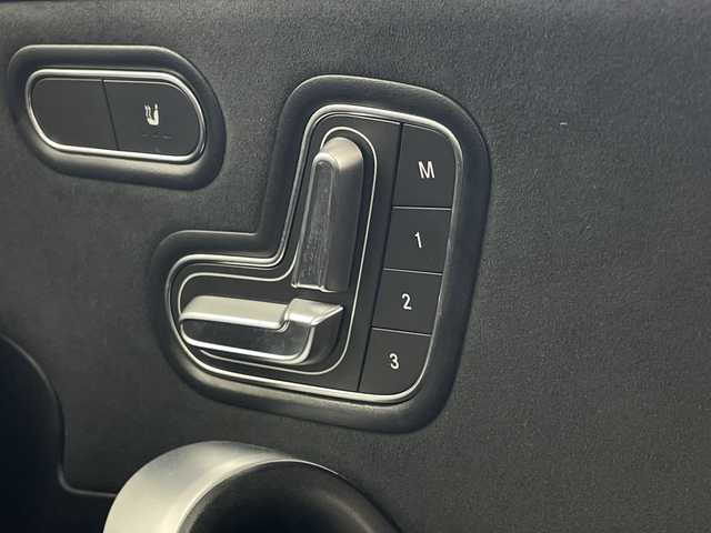 メルセデス・ベンツ Ａ１８０ セダン スタイル AMGライン 愛知県 2019(令1)年 3.7万km デジタルホワイト メーカーナビ（AM/FM/フルセグ/BT）/サンルーフ/レーダークルーズコントロール/バックカメラ/純正アルミホイール/ハーフレザーシート/D/N席パワーシート/D/N席シートヒーター/アクティブブレーキアシスト/アクティブレーンキーピングアシスト/アクティブステアリングアシスト/ブラインドスポットアシスト/レーンチェンジアシスト/アテンションアシスト/パークトロニック/道路標識アシスト/革巻きステアリング/パドルシフト/ETC/LEDヘッドライト/前後コーナーセンサー/プッシュスタート/スマートキー/純正フロアマット/保証書・取扱説明書