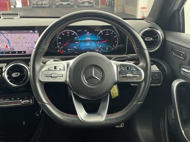 メルセデス・ベンツ Ａ１８０ セダン スタイル AMGライン 愛知県 2019(令1)年 3.7万km デジタルホワイト メーカーナビ（AM/FM/フルセグ/BT）/サンルーフ/レーダークルーズコントロール/バックカメラ/純正アルミホイール/ハーフレザーシート/D/N席パワーシート/D/N席シートヒーター/アクティブブレーキアシスト/アクティブレーンキーピングアシスト/アクティブステアリングアシスト/ブラインドスポットアシスト/レーンチェンジアシスト/アテンションアシスト/パークトロニック/道路標識アシスト/革巻きステアリング/パドルシフト/ETC/LEDヘッドライト/前後コーナーセンサー/プッシュスタート/スマートキー/純正フロアマット/保証書・取扱説明書