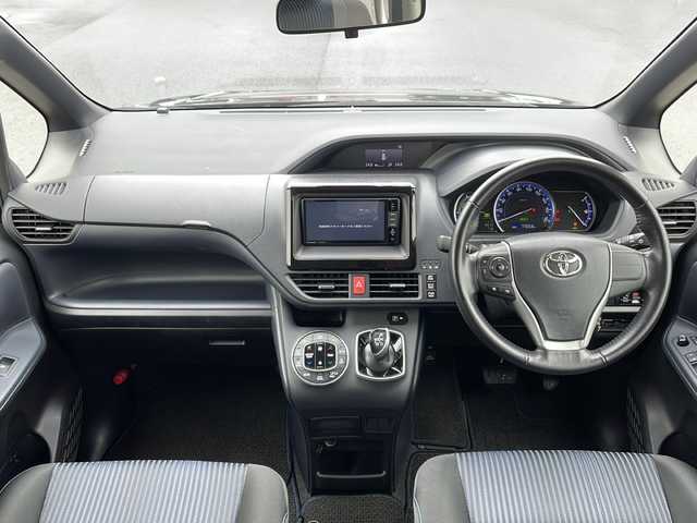 トヨタ ヴォクシー ハイブリッド ZS 山口県 2016(平28)年 7.8万km ボルドーマイカメタリック 10.1インチフリップダウンモニター/社外SDナビ　【CN-AS300WD】/・DVD再生機能有/・フルセグTV/・Bluetooth/ETC/Toyota Safety Sense/・プリクラッシュセーフティシステム/・レーンディパーチャーアラート/・先行車発進告知機能/両側パワースライドドア/純正16インチアルミホイール/純正LEDライト/オートマチックハイビーム