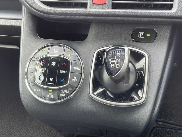 トヨタ ヴォクシー ハイブリッド ZS 山口県 2016(平28)年 7.8万km ボルドーマイカメタリック 10.1インチフリップダウンモニター/社外SDナビ　【CN-AS300WD】/・DVD再生機能有/・フルセグTV/・Bluetooth/ETC/Toyota Safety Sense/・プリクラッシュセーフティシステム/・レーンディパーチャーアラート/・先行車発進告知機能/両側パワースライドドア/純正16インチアルミホイール/純正LEDライト/オートマチックハイビーム