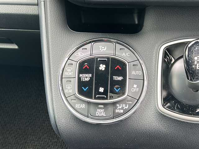 トヨタ ヴォクシー ハイブリッド ZS 山口県 2016(平28)年 7.8万km ボルドーマイカメタリック 10.1インチフリップダウンモニター/社外SDナビ　【CN-AS300WD】/・DVD再生機能有/・フルセグTV/・Bluetooth/ETC/Toyota Safety Sense/・プリクラッシュセーフティシステム/・レーンディパーチャーアラート/・先行車発進告知機能/両側パワースライドドア/純正16インチアルミホイール/純正LEDライト/オートマチックハイビーム