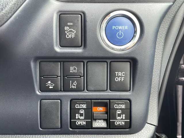 トヨタ ヴォクシー ハイブリッド ZS 山口県 2016(平28)年 7.8万km ボルドーマイカメタリック 10.1インチフリップダウンモニター/社外SDナビ　【CN-AS300WD】/・DVD再生機能有/・フルセグTV/・Bluetooth/ETC/Toyota Safety Sense/・プリクラッシュセーフティシステム/・レーンディパーチャーアラート/・先行車発進告知機能/両側パワースライドドア/純正16インチアルミホイール/純正LEDライト/オートマチックハイビーム
