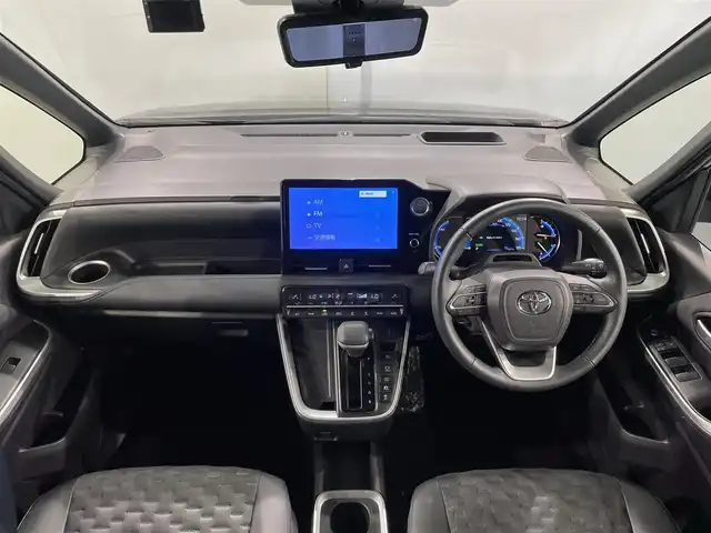 トヨタ ヴォクシー ハイブリッド S－Z 愛知県 2022(令4)年 1.8万km アティチュードブラックマイカ 純正10.5インチディスプレイオーディオ＋/（Bluetooth/フルセグTV/Carplay/AM/FM）/フリップダウンモニター/クルーズコントロール/AC100V/ビルトインETC2.0/シートヒーター/LEDオートライト/オートマチックハイビーム/（プロジェクター式LEDヘッドライト）/衝突軽減ブレーキ/バックカメラ/両側電動スライドドア/デジタルインナーミラー/コーナーセンサー/純正17インチAW