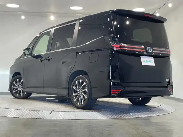 トヨタ ヴォクシー ハイブリッド S－Z 愛知県 2022(令4)年 1.8万km アティチュードブラックマイカ 純正10.5インチディスプレイオーディオ＋/（Bluetooth/フルセグTV/Carplay/AM/FM）/フリップダウンモニター/クルーズコントロール/AC100V/ビルトインETC2.0/シートヒーター/LEDオートライト/オートマチックハイビーム/（プロジェクター式LEDヘッドライト）/衝突軽減ブレーキ/バックカメラ/両側電動スライドドア/デジタルインナーミラー/コーナーセンサー/純正17インチAW