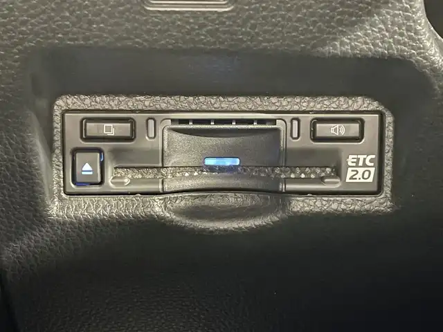 トヨタ ヴォクシー ハイブリッド S－Z 愛知県 2022(令4)年 1.8万km アティチュードブラックマイカ 純正10.5インチディスプレイオーディオ＋/（Bluetooth/フルセグTV/Carplay/AM/FM）/フリップダウンモニター/クルーズコントロール/AC100V/ビルトインETC2.0/シートヒーター/LEDオートライト/オートマチックハイビーム/（プロジェクター式LEDヘッドライト）/衝突軽減ブレーキ/バックカメラ/両側電動スライドドア/デジタルインナーミラー/コーナーセンサー/純正17インチAW