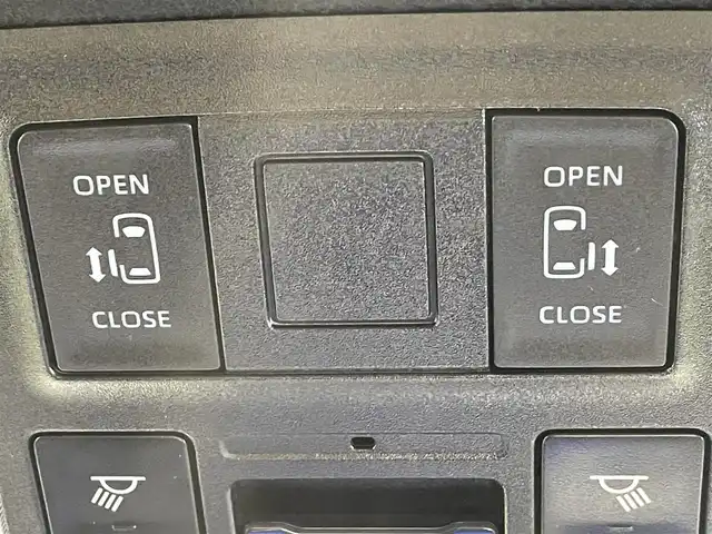 トヨタ ヴォクシー ハイブリッド S－Z 愛知県 2022(令4)年 1.8万km アティチュードブラックマイカ 純正10.5インチディスプレイオーディオ＋/（Bluetooth/フルセグTV/Carplay/AM/FM）/フリップダウンモニター/クルーズコントロール/AC100V/ビルトインETC2.0/シートヒーター/LEDオートライト/オートマチックハイビーム/（プロジェクター式LEDヘッドライト）/衝突軽減ブレーキ/バックカメラ/両側電動スライドドア/デジタルインナーミラー/コーナーセンサー/純正17インチAW