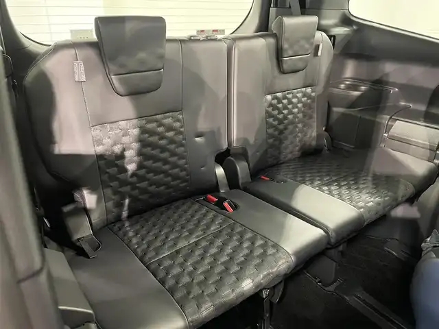 トヨタ ヴォクシー ハイブリッド S－Z 愛知県 2022(令4)年 1.8万km アティチュードブラックマイカ 純正10.5インチディスプレイオーディオ＋/（Bluetooth/フルセグTV/Carplay/AM/FM）/フリップダウンモニター/クルーズコントロール/AC100V/ビルトインETC2.0/シートヒーター/LEDオートライト/オートマチックハイビーム/（プロジェクター式LEDヘッドライト）/衝突軽減ブレーキ/バックカメラ/両側電動スライドドア/デジタルインナーミラー/コーナーセンサー/純正17インチAW