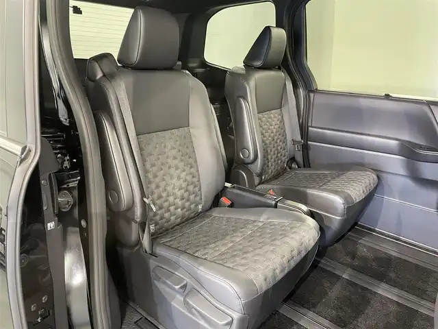 トヨタ ヴォクシー ハイブリッド S－Z 愛知県 2022(令4)年 1.8万km アティチュードブラックマイカ 純正10.5インチディスプレイオーディオ＋/（Bluetooth/フルセグTV/Carplay/AM/FM）/フリップダウンモニター/クルーズコントロール/AC100V/ビルトインETC2.0/シートヒーター/LEDオートライト/オートマチックハイビーム/（プロジェクター式LEDヘッドライト）/衝突軽減ブレーキ/バックカメラ/両側電動スライドドア/デジタルインナーミラー/コーナーセンサー/純正17インチAW