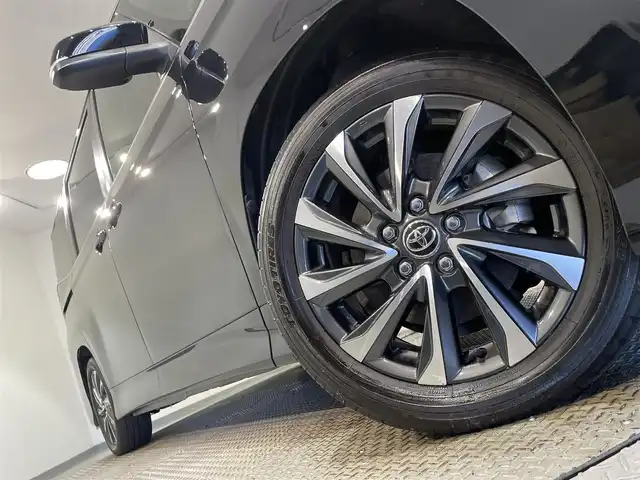 トヨタ ヴォクシー ハイブリッド S－Z 愛知県 2022(令4)年 1.8万km アティチュードブラックマイカ 純正10.5インチディスプレイオーディオ＋/（Bluetooth/フルセグTV/Carplay/AM/FM）/フリップダウンモニター/クルーズコントロール/AC100V/ビルトインETC2.0/シートヒーター/LEDオートライト/オートマチックハイビーム/（プロジェクター式LEDヘッドライト）/衝突軽減ブレーキ/バックカメラ/両側電動スライドドア/デジタルインナーミラー/コーナーセンサー/純正17インチAW