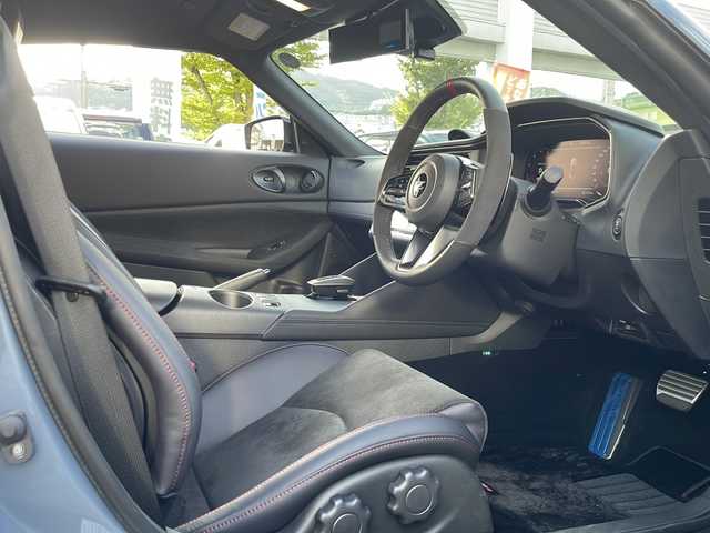 日産 フェアレディ Ｚ ニスモ 兵庫県 2024(令6)年 0.2万km グレーⅡ 登録時走行距離1923km/ワンオーナー/カラー番号【XLV】/NISMOステルスグレー/スーパーブラック2トーン/純正9インチワイドディスプレイ日産コネクトナビ/フルセグTV/Bluetooth/AppleCarPlay/BOSEサウンド/バックカメラ/先進運転支援技術/インテリジェントクルーズ/前方衝突予測警報/インテリジェントエマージェンシーブレーキ/踏み間違い防止アシスト/車線逸脱警報/後側方車両検知警報/後退時車両検知警報/LEDヘッドランプ/nismoロゴ入台形ブラックハニカムメッシュフロントエアロバンパー/レッドライン入ブラックフロントスポイラー/RAYS製9本スポークブラック塗装鍛造19インチアルミホイール/専用サスペンション/レッドブレーキキャリパー/メカニカルLSD/ブラック/レッドツートンRECARO製革/アルカンターラコンビスポーツシート/インテリジェントキー/プッシュエンジンスターター/ETC2.0/保証書/取説/スペアキー1本