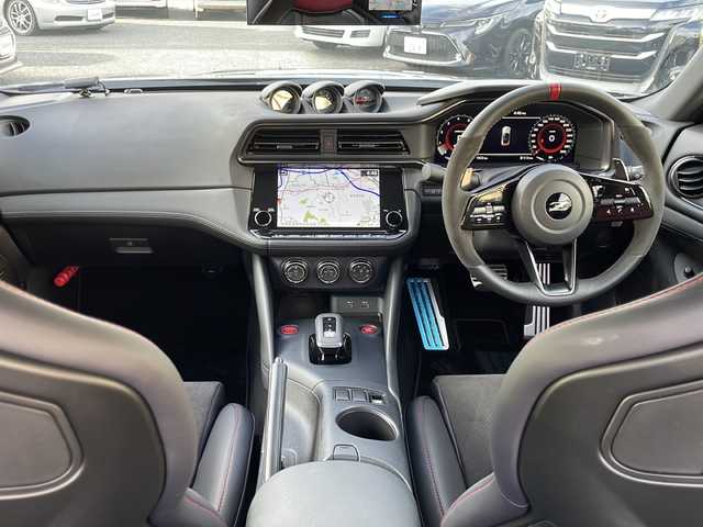 日産 フェアレディ Ｚ ニスモ 兵庫県 2024(令6)年 0.2万km グレーⅡ 登録時走行距離1923km/ワンオーナー/カラー番号【XLV】/NISMOステルスグレー/スーパーブラック2トーン/純正9インチワイドディスプレイ日産コネクトナビ/フルセグTV/Bluetooth/AppleCarPlay/BOSEサウンド/バックカメラ/先進運転支援技術/インテリジェントクルーズ/前方衝突予測警報/インテリジェントエマージェンシーブレーキ/踏み間違い防止アシスト/車線逸脱警報/後側方車両検知警報/後退時車両検知警報/LEDヘッドランプ/nismoロゴ入台形ブラックハニカムメッシュフロントエアロバンパー/レッドライン入ブラックフロントスポイラー/RAYS製9本スポークブラック塗装鍛造19インチアルミホイール/専用サスペンション/レッドブレーキキャリパー/メカニカルLSD/ブラック/レッドツートンRECARO製革/アルカンターラコンビスポーツシート/インテリジェントキー/プッシュエンジンスターター/ETC2.0/保証書/取説/スペアキー1本