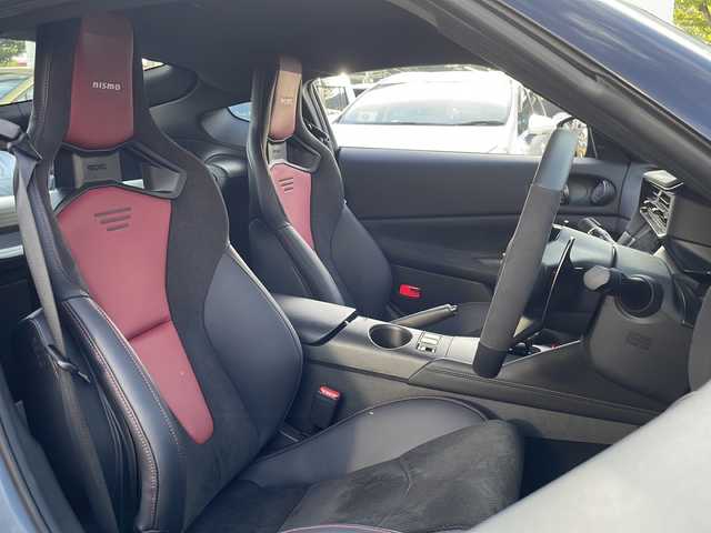 日産 フェアレディ Ｚ ニスモ 兵庫県 2024(令6)年 0.2万km グレーⅡ 登録時走行距離1923km/ワンオーナー/カラー番号【XLV】/NISMOステルスグレー/スーパーブラック2トーン/純正9インチワイドディスプレイ日産コネクトナビ/フルセグTV/Bluetooth/AppleCarPlay/BOSEサウンド/バックカメラ/先進運転支援技術/インテリジェントクルーズ/前方衝突予測警報/インテリジェントエマージェンシーブレーキ/踏み間違い防止アシスト/車線逸脱警報/後側方車両検知警報/後退時車両検知警報/LEDヘッドランプ/nismoロゴ入台形ブラックハニカムメッシュフロントエアロバンパー/レッドライン入ブラックフロントスポイラー/RAYS製9本スポークブラック塗装鍛造19インチアルミホイール/専用サスペンション/レッドブレーキキャリパー/メカニカルLSD/ブラック/レッドツートンRECARO製革/アルカンターラコンビスポーツシート/インテリジェントキー/プッシュエンジンスターター/ETC2.0/保証書/取説/スペアキー1本