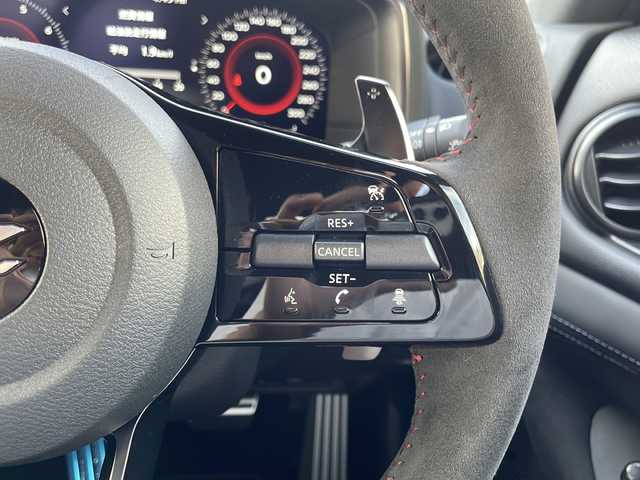 日産 フェアレディ Ｚ ニスモ 兵庫県 2024(令6)年 0.2万km グレーⅡ 登録時走行距離1923km/ワンオーナー/カラー番号【XLV】/NISMOステルスグレー/スーパーブラック2トーン/純正9インチワイドディスプレイ日産コネクトナビ/フルセグTV/Bluetooth/AppleCarPlay/BOSEサウンド/バックカメラ/先進運転支援技術/インテリジェントクルーズ/前方衝突予測警報/インテリジェントエマージェンシーブレーキ/踏み間違い防止アシスト/車線逸脱警報/後側方車両検知警報/後退時車両検知警報/LEDヘッドランプ/nismoロゴ入台形ブラックハニカムメッシュフロントエアロバンパー/レッドライン入ブラックフロントスポイラー/RAYS製9本スポークブラック塗装鍛造19インチアルミホイール/専用サスペンション/レッドブレーキキャリパー/メカニカルLSD/ブラック/レッドツートンRECARO製革/アルカンターラコンビスポーツシート/インテリジェントキー/プッシュエンジンスターター/ETC2.0/保証書/取説/スペアキー1本