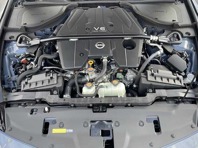 日産 フェアレディ Ｚ ニスモ 兵庫県 2024(令6)年 0.2万km グレーⅡ 登録時走行距離1923km/ワンオーナー/カラー番号【XLV】/NISMOステルスグレー/スーパーブラック2トーン/純正9インチワイドディスプレイ日産コネクトナビ/フルセグTV/Bluetooth/AppleCarPlay/BOSEサウンド/バックカメラ/先進運転支援技術/インテリジェントクルーズ/前方衝突予測警報/インテリジェントエマージェンシーブレーキ/踏み間違い防止アシスト/車線逸脱警報/後側方車両検知警報/後退時車両検知警報/LEDヘッドランプ/nismoロゴ入台形ブラックハニカムメッシュフロントエアロバンパー/レッドライン入ブラックフロントスポイラー/RAYS製9本スポークブラック塗装鍛造19インチアルミホイール/専用サスペンション/レッドブレーキキャリパー/メカニカルLSD/ブラック/レッドツートンRECARO製革/アルカンターラコンビスポーツシート/インテリジェントキー/プッシュエンジンスターター/ETC2.0/保証書/取説/スペアキー1本