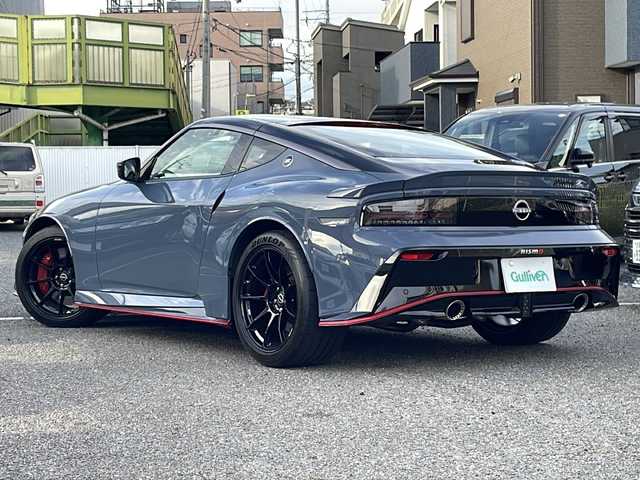 日産 フェアレディ Ｚ ニスモ 兵庫県 2024(令6)年 0.2万km グレーⅡ 登録時走行距離1923km/ワンオーナー/カラー番号【XLV】/NISMOステルスグレー/スーパーブラック2トーン/純正9インチワイドディスプレイ日産コネクトナビ/フルセグTV/Bluetooth/AppleCarPlay/BOSEサウンド/バックカメラ/先進運転支援技術/インテリジェントクルーズ/前方衝突予測警報/インテリジェントエマージェンシーブレーキ/踏み間違い防止アシスト/車線逸脱警報/後側方車両検知警報/後退時車両検知警報/LEDヘッドランプ/nismoロゴ入台形ブラックハニカムメッシュフロントエアロバンパー/レッドライン入ブラックフロントスポイラー/RAYS製9本スポークブラック塗装鍛造19インチアルミホイール/専用サスペンション/レッドブレーキキャリパー/メカニカルLSD/ブラック/レッドツートンRECARO製革/アルカンターラコンビスポーツシート/インテリジェントキー/プッシュエンジンスターター/ETC2.0/保証書/取説/スペアキー1本