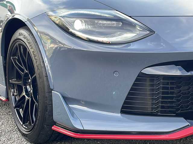 日産 フェアレディ Ｚ ニスモ 兵庫県 2024(令6)年 0.2万km グレーⅡ 登録時走行距離1923km/ワンオーナー/カラー番号【XLV】/NISMOステルスグレー/スーパーブラック2トーン/純正9インチワイドディスプレイ日産コネクトナビ/フルセグTV/Bluetooth/AppleCarPlay/BOSEサウンド/バックカメラ/先進運転支援技術/インテリジェントクルーズ/前方衝突予測警報/インテリジェントエマージェンシーブレーキ/踏み間違い防止アシスト/車線逸脱警報/後側方車両検知警報/後退時車両検知警報/LEDヘッドランプ/nismoロゴ入台形ブラックハニカムメッシュフロントエアロバンパー/レッドライン入ブラックフロントスポイラー/RAYS製9本スポークブラック塗装鍛造19インチアルミホイール/専用サスペンション/レッドブレーキキャリパー/メカニカルLSD/ブラック/レッドツートンRECARO製革/アルカンターラコンビスポーツシート/インテリジェントキー/プッシュエンジンスターター/ETC2.0/保証書/取説/スペアキー1本