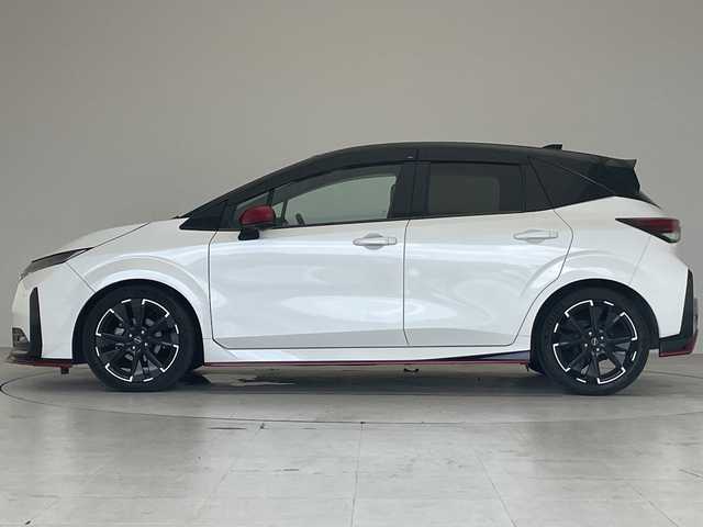 日産 オーラ ニスモ 愛知県 2022(令4)年 2.4万km ピュアホワイトパール / スーパーブラック 2トーン NISUMOエアロパーツ/純正9型ディズプレイオーディオナビ/三眼LEDヘッドライト/全方位カメラ/クルーズコントロール/コーナーセンサー/純正アルミホイール/ETC2.0/ブラインドスポットモニター/インテリジェントミラー/オートマチックハイビーム/ワイヤレス充電器/衝突軽減システム/フルセグ/Bluetooth/ステアリングスイッチ/スマートキー/プッシュスタート