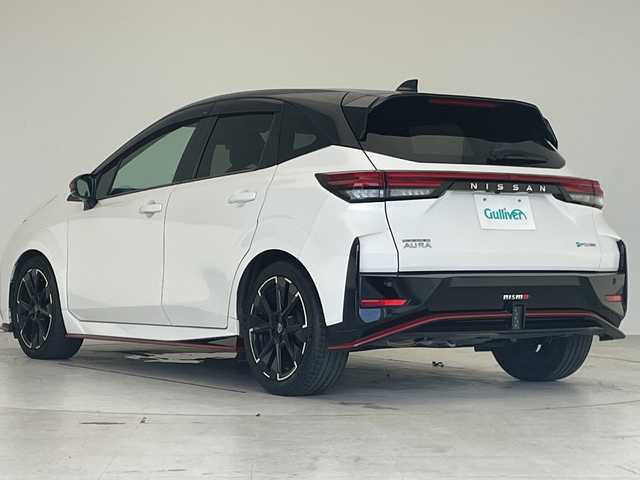 日産 オーラ ニスモ 愛知県 2022(令4)年 2.4万km ピュアホワイトパール / スーパーブラック 2トーン NISUMOエアロパーツ/純正9型ディズプレイオーディオナビ/三眼LEDヘッドライト/全方位カメラ/クルーズコントロール/コーナーセンサー/純正アルミホイール/ETC2.0/ブラインドスポットモニター/インテリジェントミラー/オートマチックハイビーム/ワイヤレス充電器/衝突軽減システム/フルセグ/Bluetooth/ステアリングスイッチ/スマートキー/プッシュスタート