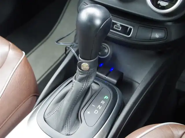 フィアット ５００Ｘ クロスプラス 埼玉県 2016(平28)年 8.8万km 白 ブラウンレザーシート/オートクルーズコントロール/パークセンサー/ブラインドスポットモニター/バックカメラ/ETC/前席シートヒーター/キャリアルーフ/Bluetooth/18インチスタッドレスタイヤ積み込み(センターキャップが欠品のため純正が判断不可)