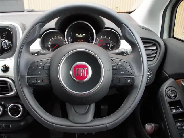 フィアット ５００Ｘ クロスプラス 埼玉県 2016(平28)年 8.8万km 白 ブラウンレザーシート/オートクルーズコントロール/パークセンサー/ブラインドスポットモニター/バックカメラ/ETC/前席シートヒーター/キャリアルーフ/Bluetooth/18インチスタッドレスタイヤ積み込み(センターキャップが欠品のため純正が判断不可)